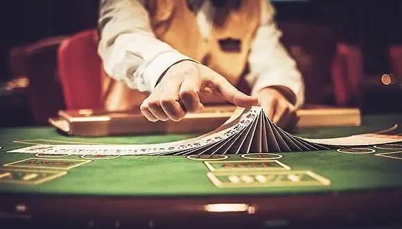 Tampilan meja blackjack langsung di fixplay666 dengan dealer dan pemain